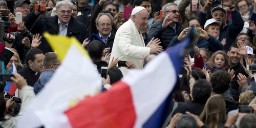 Papa Francisc soseşte în Piata Sfântul Petru pentru audienţa generală pe care o ţine săptămânal. FOTO AP