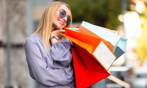 femeie care face shopping jpg