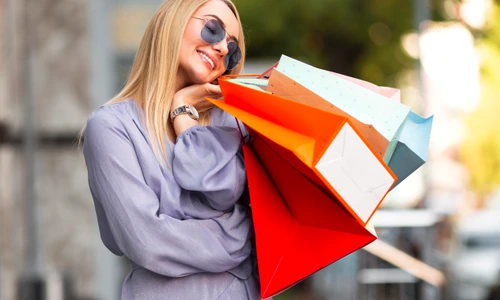 femeie care face shopping jpg