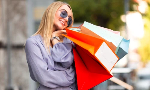 femeie care face shopping jpg