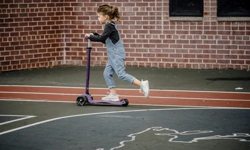 Cum să ți înveți copilul regulile de siguranță rutieră când folosește trotineta jpg