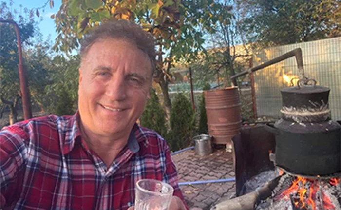 Constantin Enceanu locuieşte cu soţia sa, Angelica, într-o casă cochetă din Filiaşi