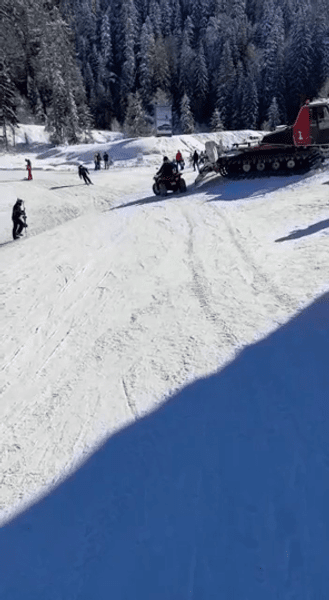 Tupeu maxim la Predeal. Un bărbat a intrat cu ATV-ul pe pârtie și i se părea normal VIDEO