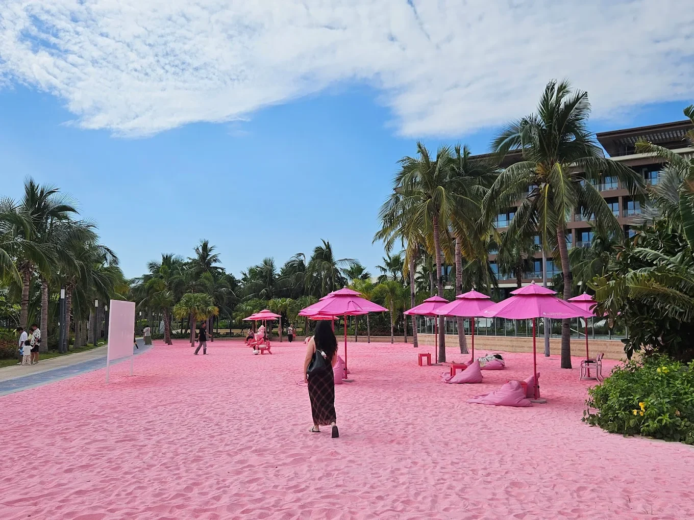 „Plaja secretă” cu nisip roz din China. Decorul de „Barbie Land” atrage mii de vizitatori