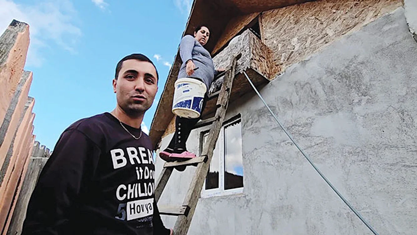 În pod se află  butoiul pentru  alimentarea  maşinii de spălat. Foto: Iulian Bunilă