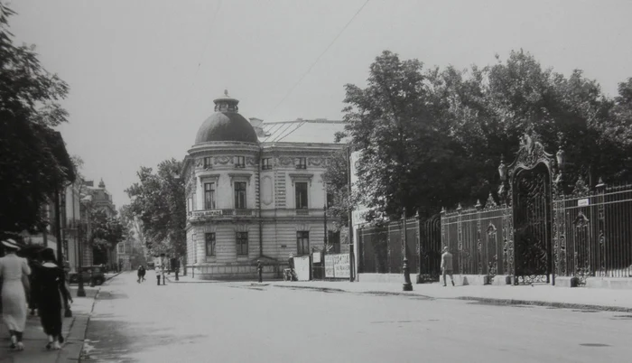 Casa Filipescu in plan secund, in dreapta gardul de la palatul Cantacuzino