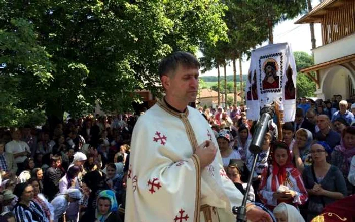 Enoriaşii lui Cristian Pomohaci se mobilizează pentru proteste în ziua judecării fostului lor preot FOTO Facebook/mosuni.ro