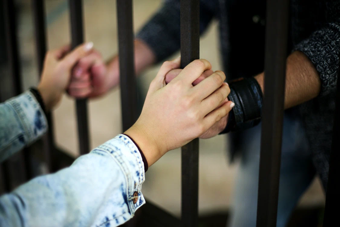 Polițiștii ar fi primit mită pentru accesul neautorizat al femeii în centru. FOTO Shutterstock