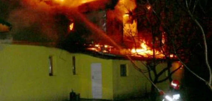 Suceava: 11 animale au pierit într-un incendiu în comuna Ostra