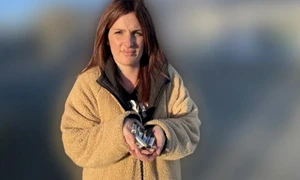 femeie baterii foto Bailiwick Express jpg