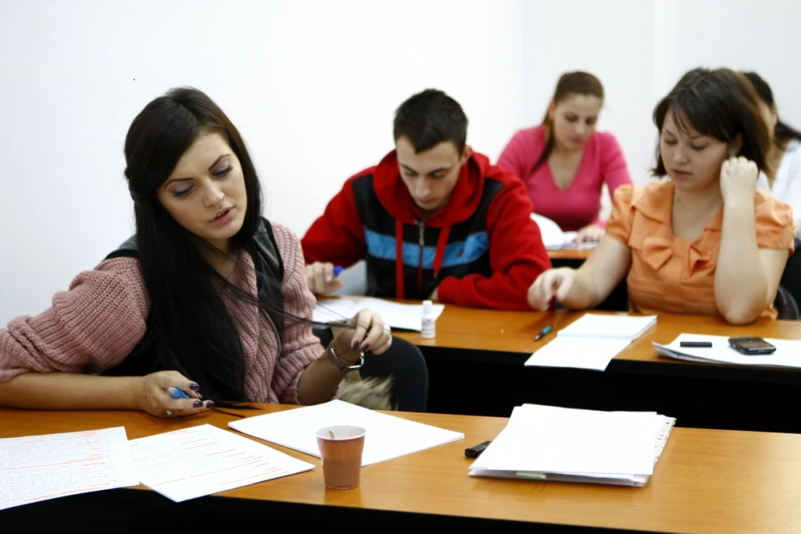 Studenţii din anul I de la CEFORA surprinşi miercuri, înaintea unui examen / FOTO: Eduard Enea