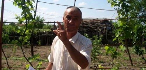 Consilierul local din comuna Mârşani susţine că edilul l-a obligat să îl masturbeze în biroul acestuia