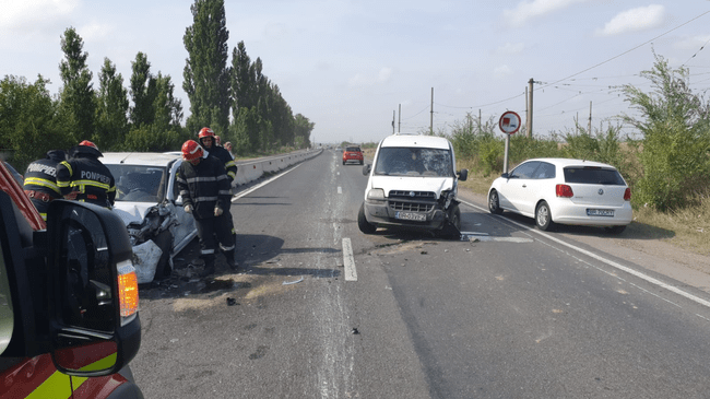 Un șofer de 85 de ani a provocat haos pe un drum european. Circula pe contransens și a lovit frontal o altă mașină