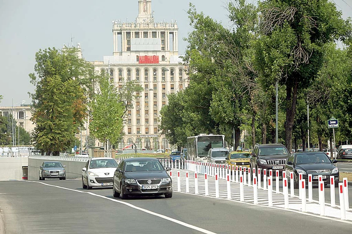 Ieşire Şos. Kiseleff. Deşi prin pasaj sunt două  benzi, şoferii preferă singura  bandă de la suprafaţă