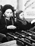 Două adolescente asamblează mitraliere PPD-40 în timpul asediului Leningradului (© Sergey Strunnikov / Wikimedia Commons)