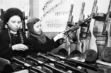 Două adolescente asamblează mitraliere PPD-40 în timpul asediului Leningradului (© Sergey Strunnikov / Wikimedia Commons)
