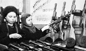 Două adolescente asamblează mitraliere PPD-40 în timpul asediului Leningradului (© Sergey Strunnikov / Wikimedia Commons)