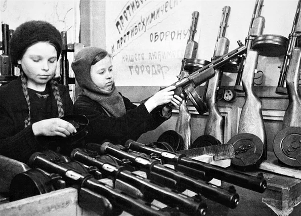 Două adolescente asamblează mitraliere în timpul PPD-40 în timpul asediului Leningradului (© Sergey Strunnikov / Wikimedia Commons)