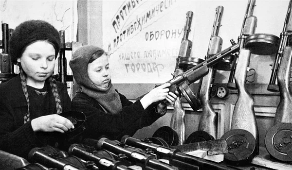 Două adolescente asamblează mitraliere PPD-40 în timpul asediului Leningradului (© Sergey Strunnikov / Wikimedia Commons)