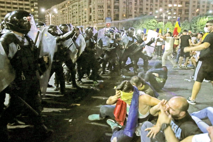 Jandarmii au folosit forţa  împotriva protestatarilor