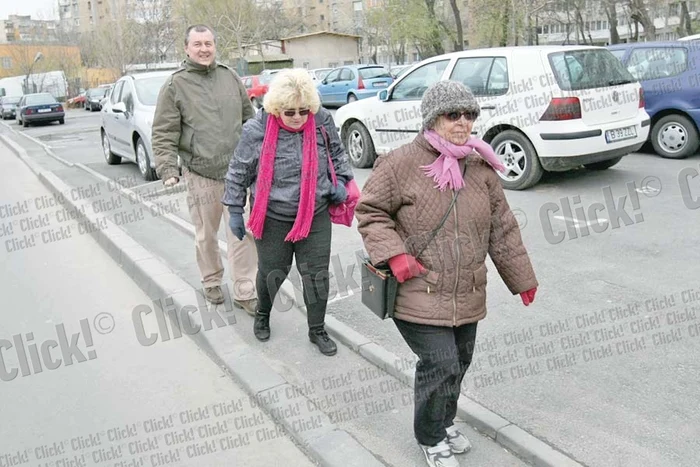 1. Calea Victoriei nr. 133: Este cel mai îngust trotuar din oraş, are numai 50 cm,  iar parcurgerea lui  necesită calităţi de  gimnast sau echilibrist (Fotografii: Dorin Constanda)