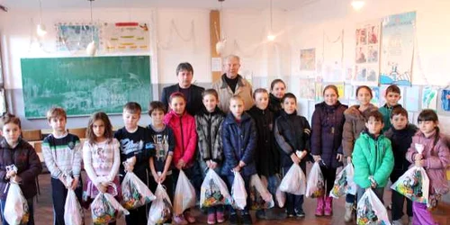 cadouri pentru copiii românilor din Serbia FOTO Corina Macavei 