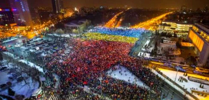 Sute de mii de oameni au format tricolorul la protestele din luna februarie  Foto: Octav Ganea