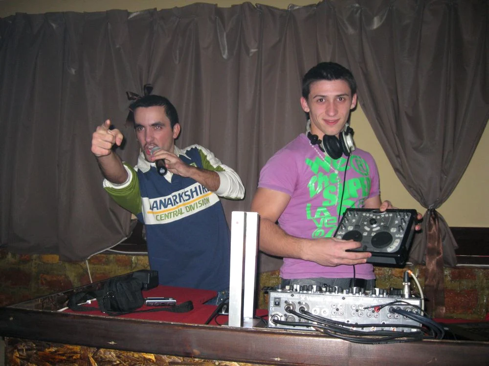 MC Liv şi DJ Bury, surprinşi la "datorie"