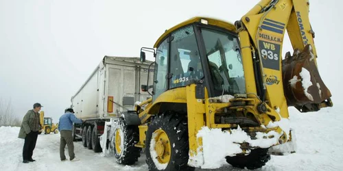 S-au aruncat zeci de tone de material antiderapant pe drumurile naţionale din judeţul Cluj (foto arhivă)