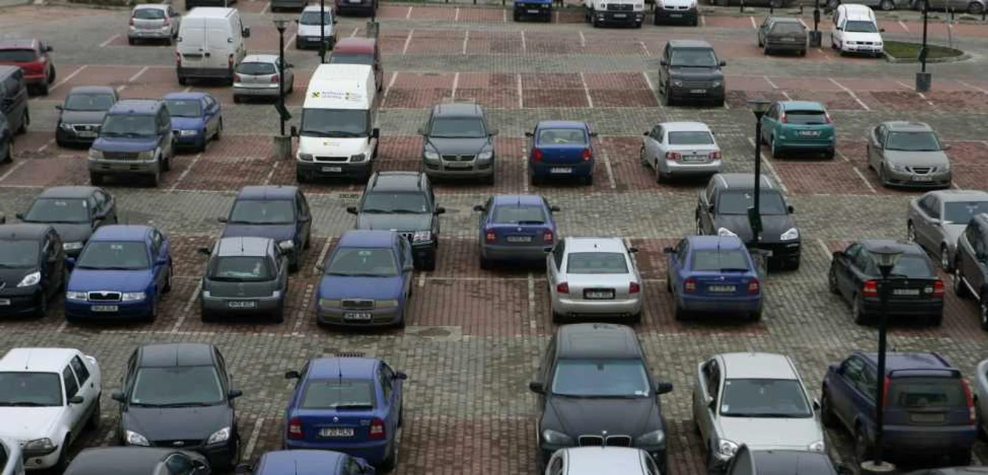 Maşinile din parcări sunt ţintele preferate ale hoţilor din Iaşi (Foto arhivă)