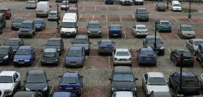 Maşinile din parcări sunt ţintele preferate ale hoţilor din Iaşi (Foto arhivă)