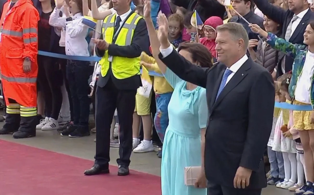 klaus iohannis si carmen iohannis aeroport sibiu plecare papa
