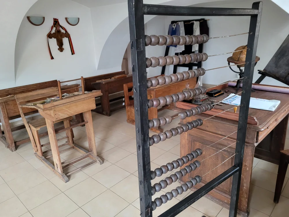 Este un muzeu în care sunt expuse băncile și alte obiecte FOTO Muzeul Preparandia
