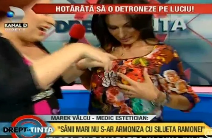 Oana Roman, cu mâna în decoletul Ramonei Lăzuran (captură Kanal D)