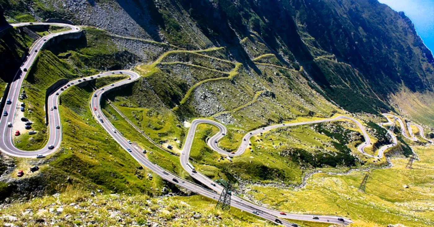 O maşină a căzut în prăpastie la cota 2.000, pe Transfăgărăşean FOTO Adevărul