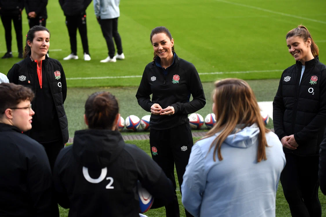 Kate Middleton dialoghează cu practicanți ai rugby-ului în 15 (Foto: Guliver / GettyImages)