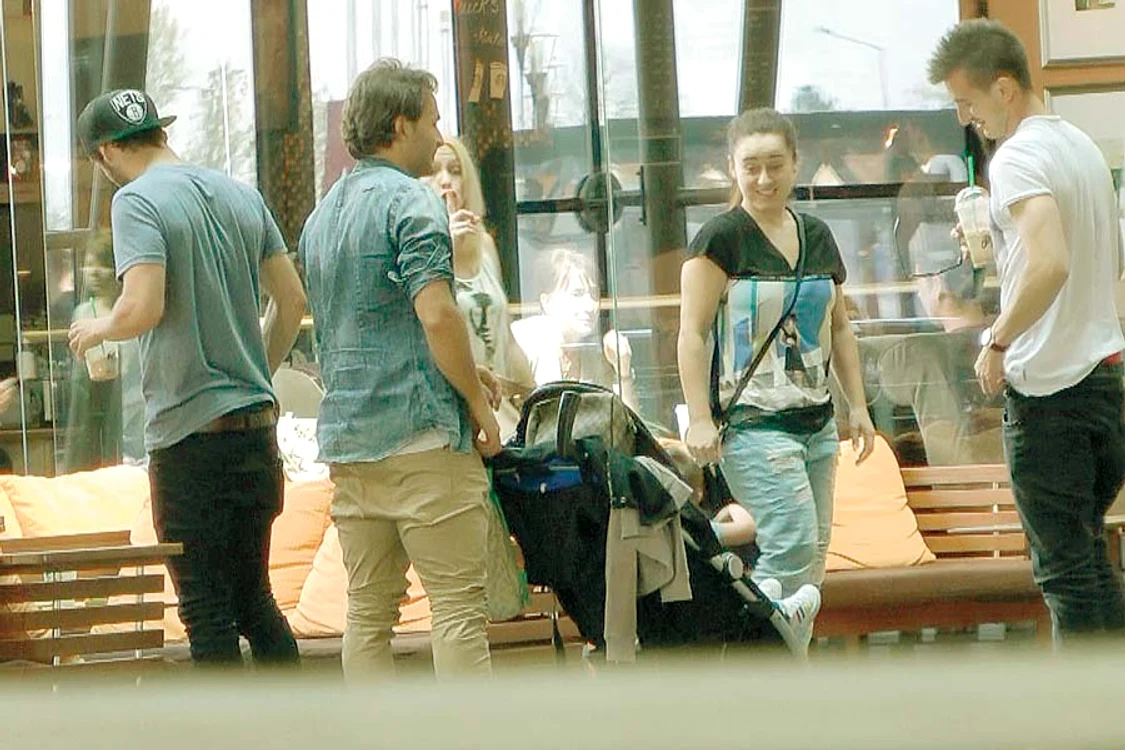 Câţiva dintre stranierii din lotul Petrolului au ieşit la mall cu familiile (FOTOGRAFII: Cezar Preda)