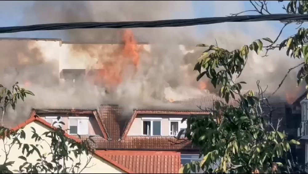 Incendiu de proporții în Craiova. Ard apartamentele de la mansarda a două blocuri. Locatarii i-au agresat pe pompieri