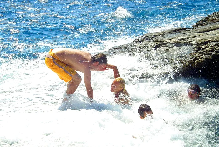 La Giola, “Piscina  Sirenelor”. Se intră în  apă prin săritură şi  fiecare iese cum poate