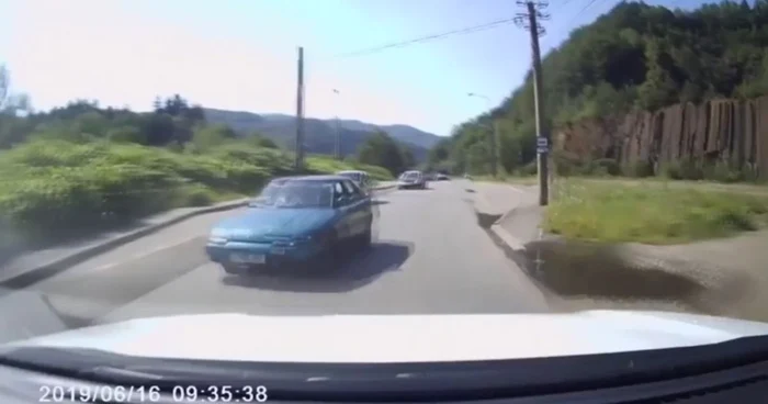 Impactul a fost evitat în ultimul moment de către şoferul care circula din sens opus. FOTO: Captură video