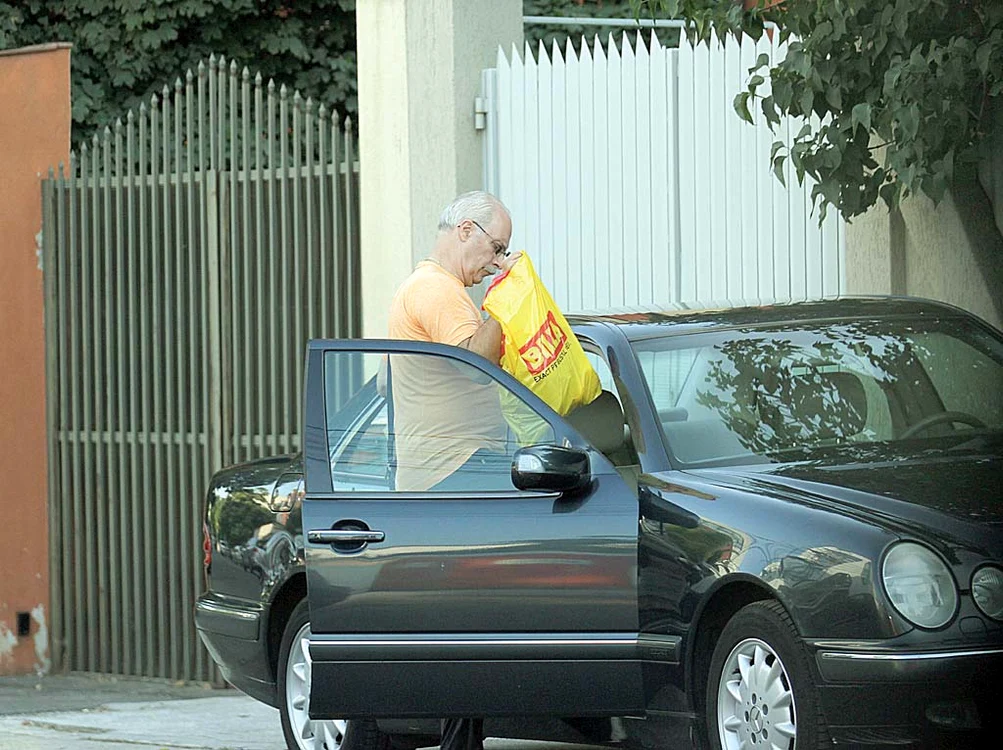 A aşezat pudelul pe locul din dreapta faţă