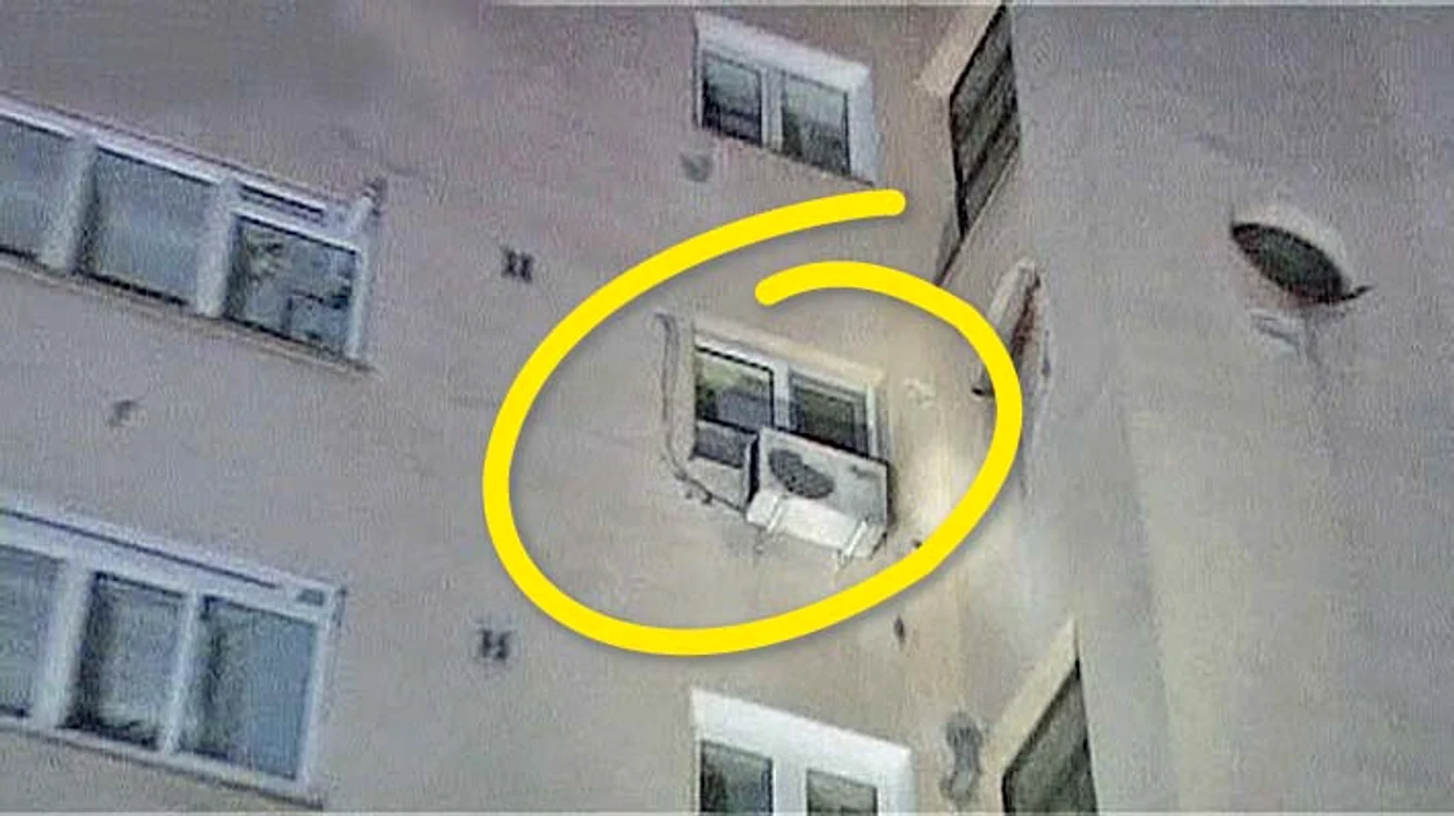 Acesta este geamul pe care hoţul voia să  intre în apartament