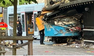 un tramvai a intrat intr o pizzerie foto x png