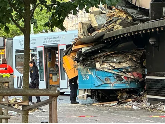 Un tramvai a intrat într-o pizzerie din Suedia. Cel puțin șapte persoane au fost rănite