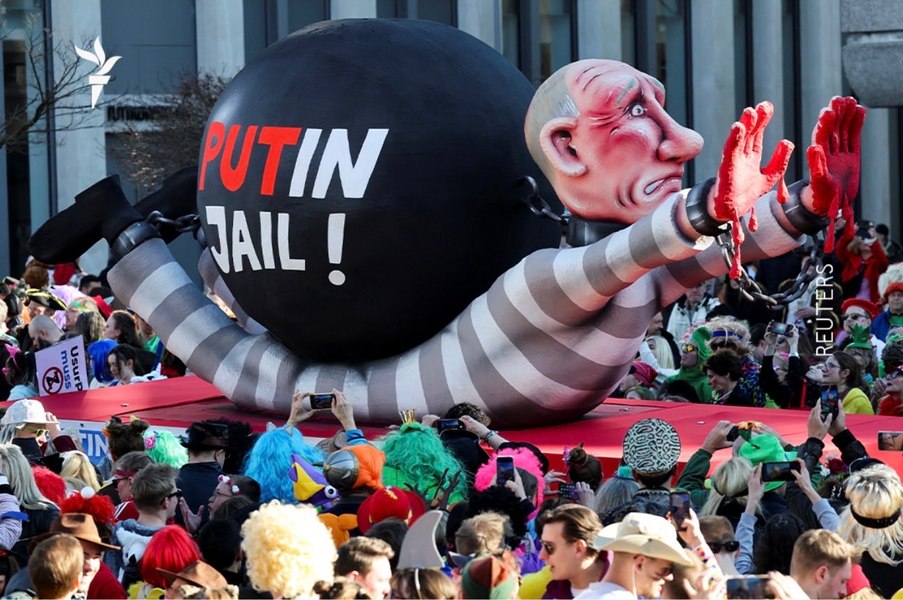 Sculptorul german Jacques Tilly, judecat în lipsă în Rusia pentru discreditarea armatei ruse prin carele sale alegorice