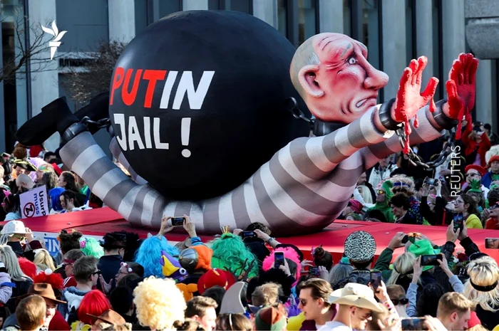 Sculptorul german Jacques Tilly, judecat în lipsă în Rusia pentru discreditarea armatei ruse prin carele sale alegorice