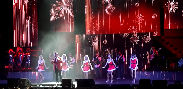 Horia Brenciu a fost înconjurat pe scenă de crăciunițe 