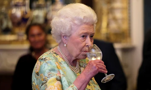Regina Elisabeta a II a bea cu poftă, Getty jpg