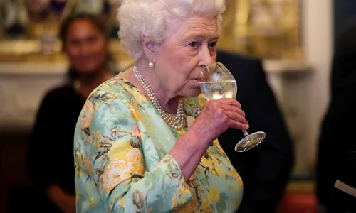 Regina Elisabeta a II a bea cu poftă, Getty jpg