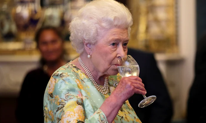 Regina Elisabeta a II a bea cu poftă, Getty jpg